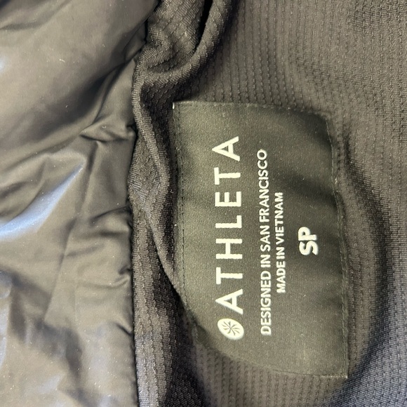 Black women’s Athleta vest in size SP. Great for runners - Picture 3 of 6